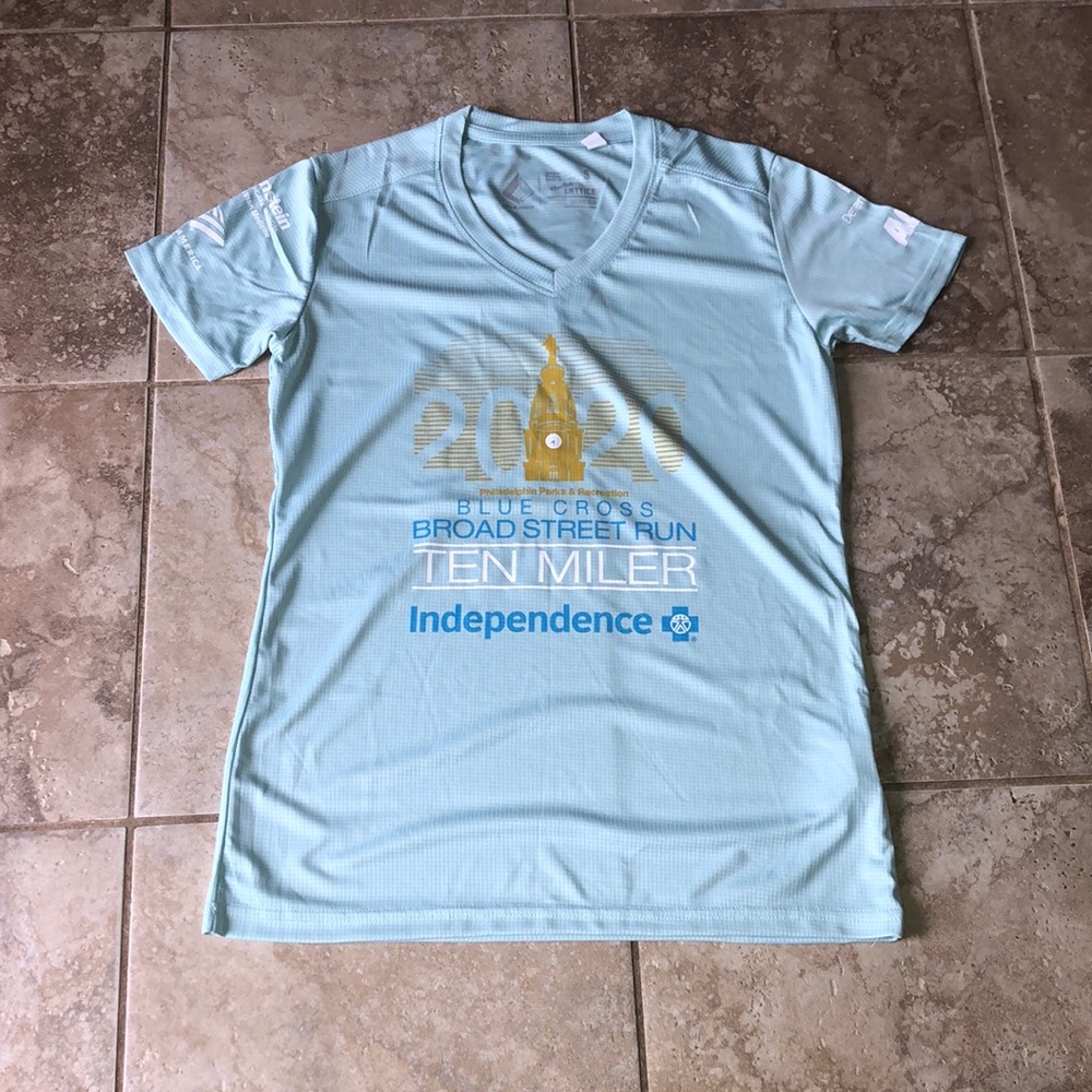 Short sleeve athletic shirt